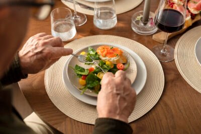 what is the ideal time for dinner?, is late night dinner good for health?, dinner timing and health benefits, how does adjusting the dinner timings make you more healthier?