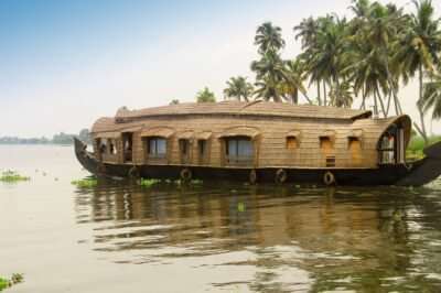 which are the best destinations to visit in Kerala?, must visit places in Kerala, Alleppey house boats, The Backwaters of Alleppey,The Cultural Heritage of Kochi, beaches and hillstations of kerala,must tryout cusines of kerala