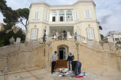 Syrians Loot Presidential Palace After Bashar al-Assad’s Fleeing